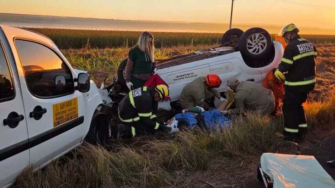 Imagem de compartilhamento para o artigo Vídeo: Carro da Saúde de Paranaíba capota após colisão com veículo da UFMS na BR-262, em Campo Grande da MS Todo dia